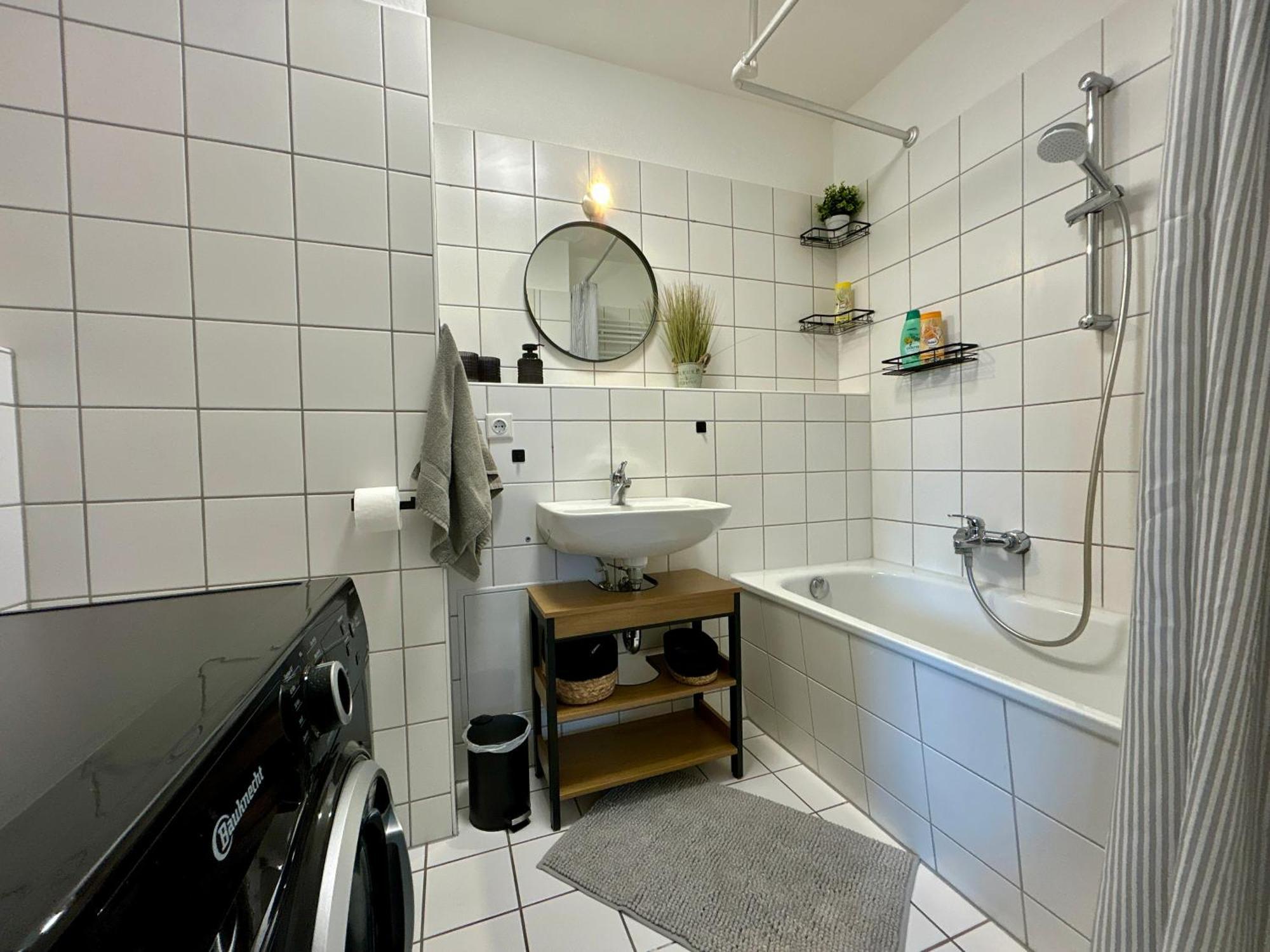 Am Spremberger Turm, 65qm, 2 Schlafzimmer, Kueche, Parkplatz, Balkon, Waschmaschine Apartment Cottbus